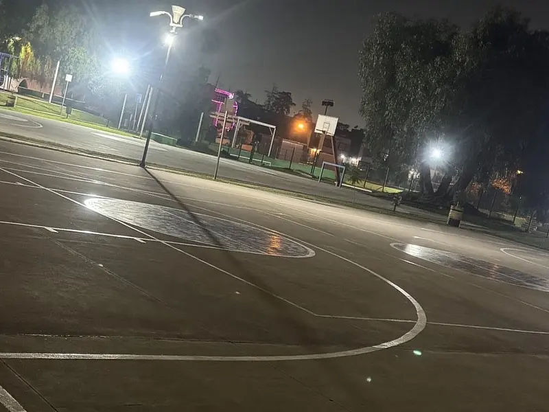 Cancha deportiva iluminada